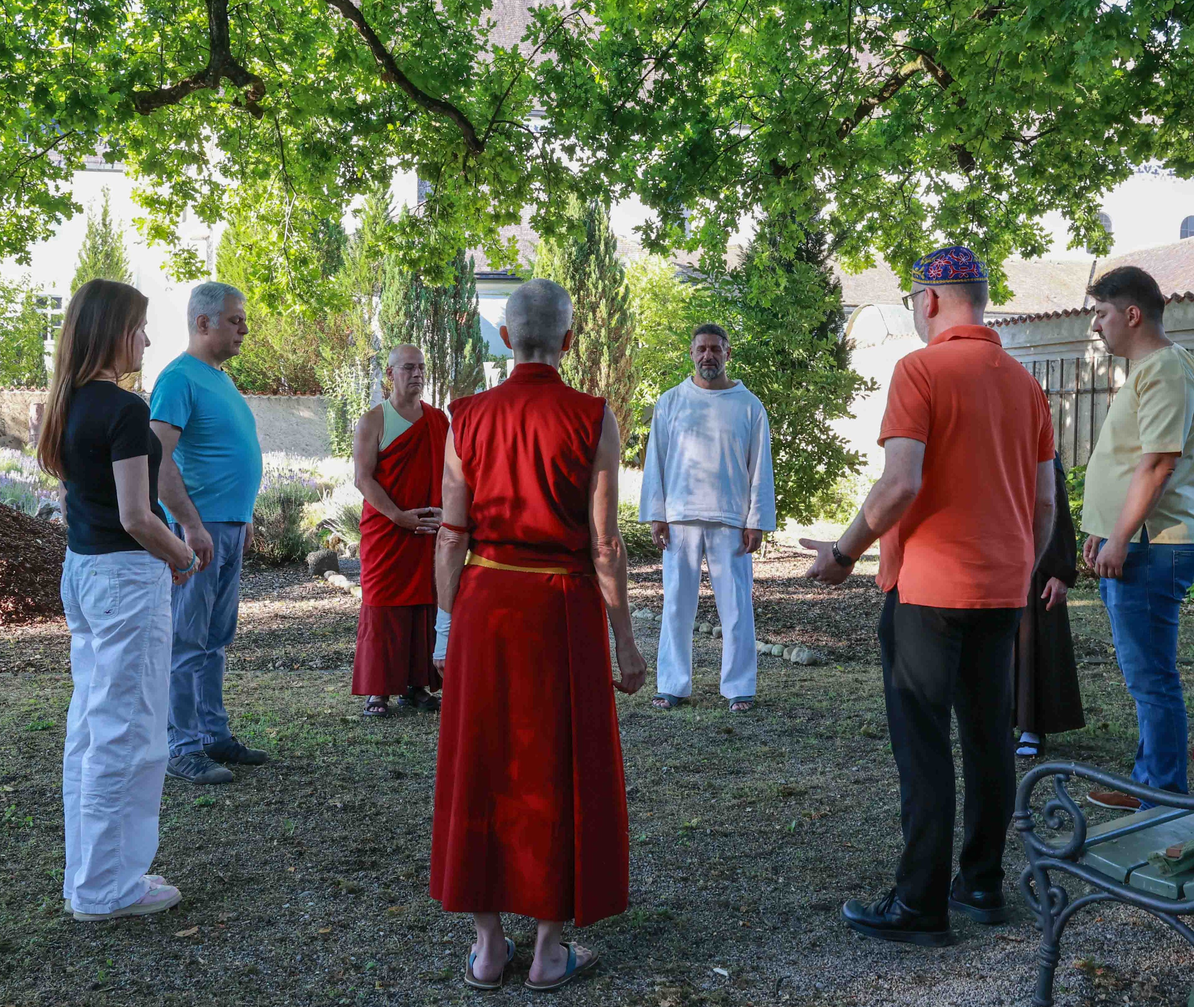 Mönche, Mönchinnen und spirituell Praktizierende aus den fünf großen Weltreligionen beim Interreligiösen Dialog 2026.