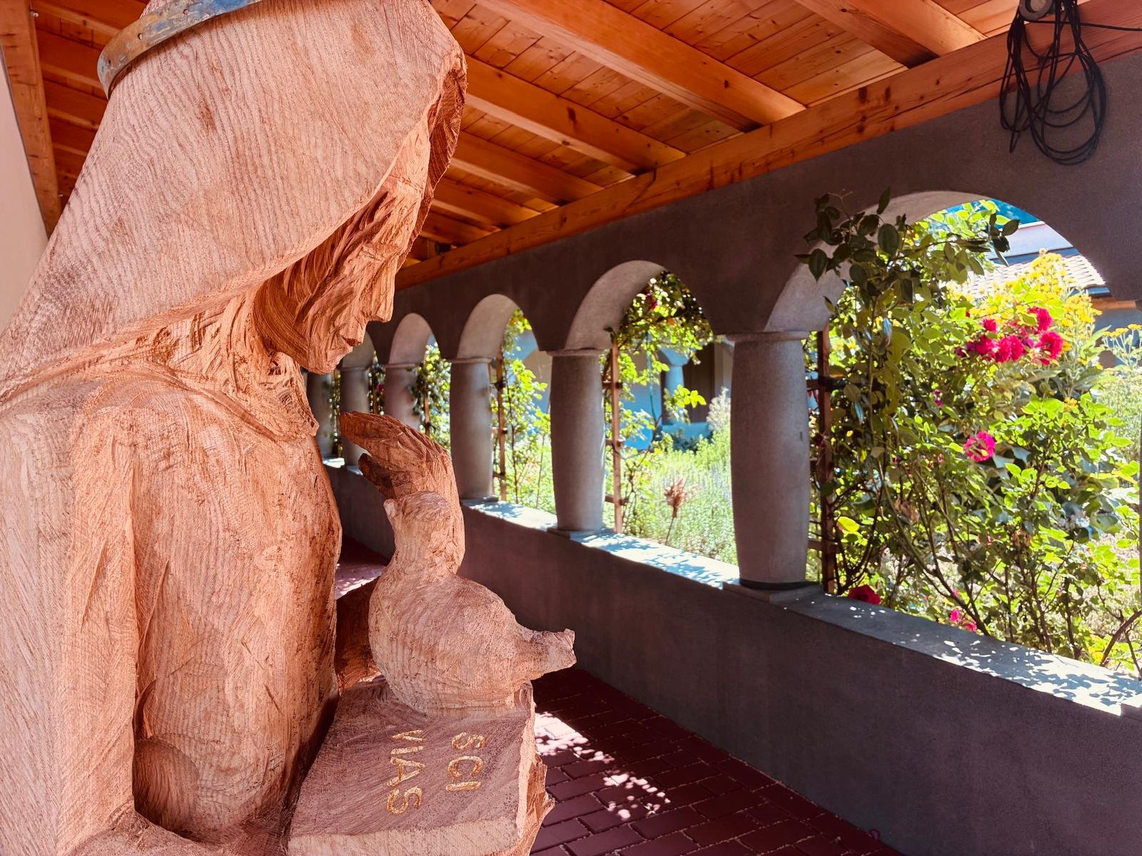 Eine Statue der Heiligen Hildegard von Bingen ist in unserem Paradiesgarten zu bestaunen.