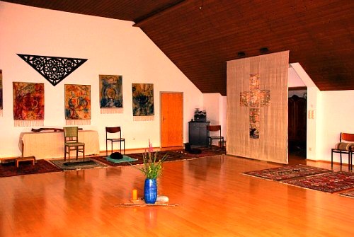 Bildteppich in unserem Meditationsraum mit Darstellungen aus der Vita des Hl. Benedikt 2